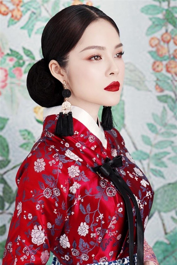 Dương Cẩm Lynh,Dương Cẩm Lynh mặc áo dài,mẹ một con Dương Cẩm Lynh