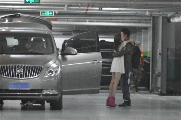 Sau tin cố tình có bầu, Lý Tiểu Lộ lại bị tung loạt ảnh ôm hôn Giả Nãi Lượng