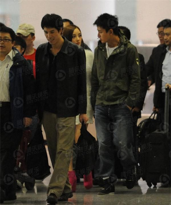 Sau tin cố tình có bầu, Lý Tiểu Lộ lại bị tung loạt ảnh ôm hôn Giả Nãi Lượng