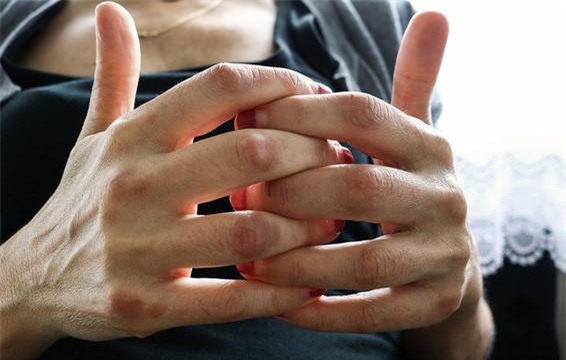 Những thay đổi về độ dày hay màu sắc của móng tay có thể là dấu hiệu của những vấn đề về sức khoẻ.-4