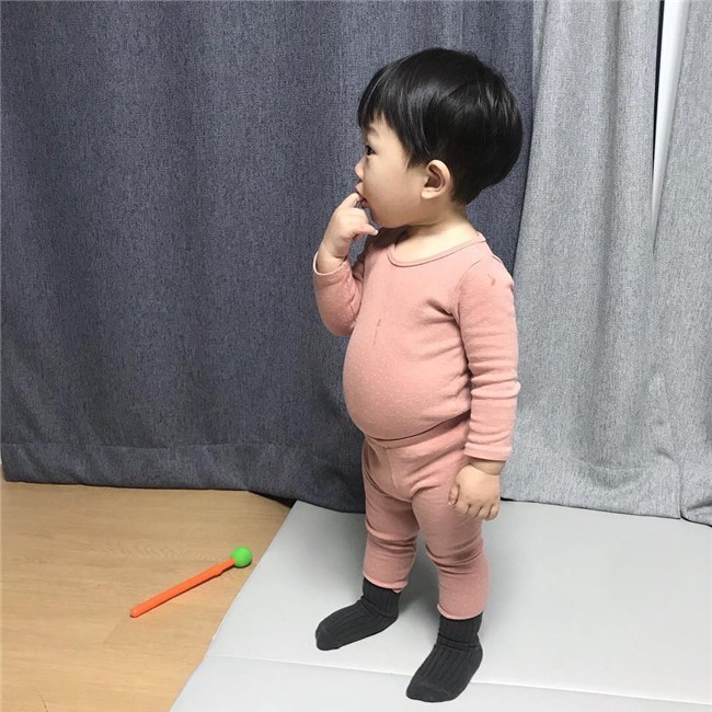 Cậu nhóc bụng tấn công, mông phòng thủ bất ngờ nổi tiếng vì quá dễ thương - Ảnh 1.