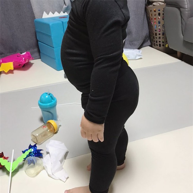 Cậu nhóc "bụng tấn công, mông phòng thủ" bất ngờ nổi tiếng vì quá dễ thương - Ảnh 6.