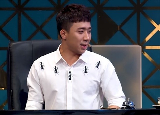 Sơ mi trắng 5 con kiến từng được Trấn Thành mặc cực đẹp, rơi vào tay trung vệ Bùi Tiến Dũng lại thành ra thế này!-2