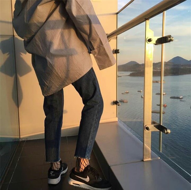 Chàng trai giận tím mặt khi bạn gái đi dép lào, mặc quần jean cả tuần không giặt đến đám cưới sếp - Ảnh 2.