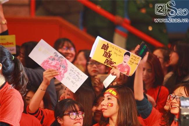 Dàn cầu thủ U23 diện sơ mi trắng chuẩn soái ca, liên tục được fan nữ tỏ tình tại Hà Nội-10