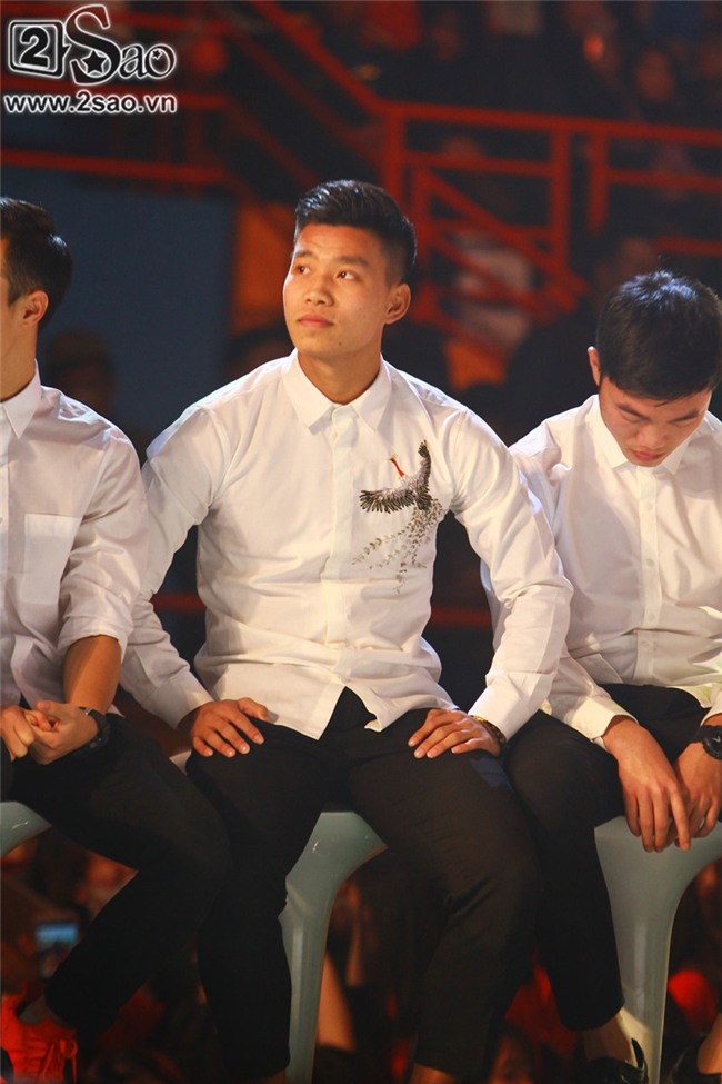 Dàn cầu thủ U23 diện sơ mi trắng chuẩn soái ca, liên tục được fan nữ tỏ tình tại Hà Nội-13