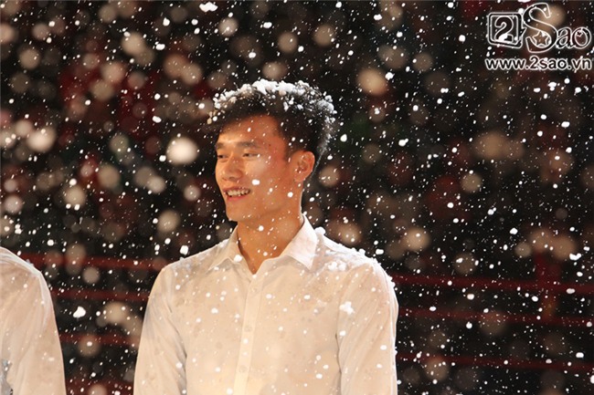 Dàn cầu thủ U23 diện sơ mi trắng chuẩn soái ca, liên tục được fan nữ tỏ tình tại Hà Nội-3