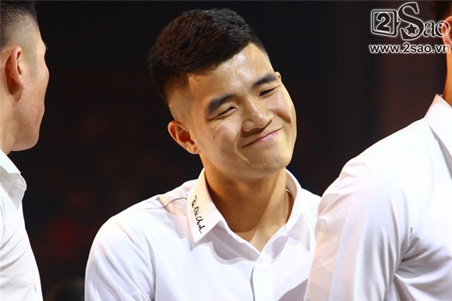 Dàn cầu thủ U23 diện sơ mi trắng chuẩn soái ca, liên tục được fan nữ tỏ tình tại Hà Nội-5