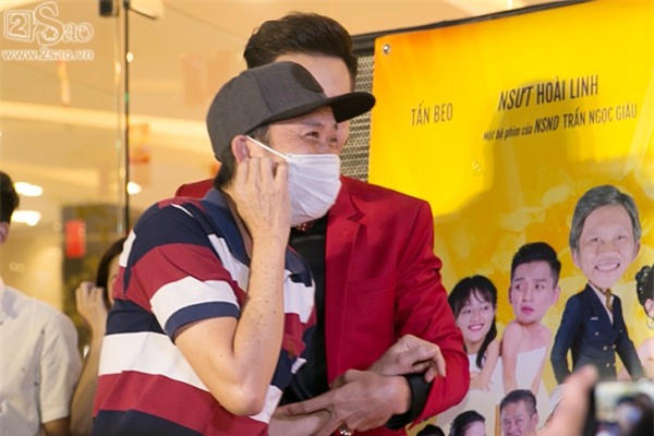 Hoài Linh mặc áo thun mang dép lê lạc lõng giữa sự kiện-2