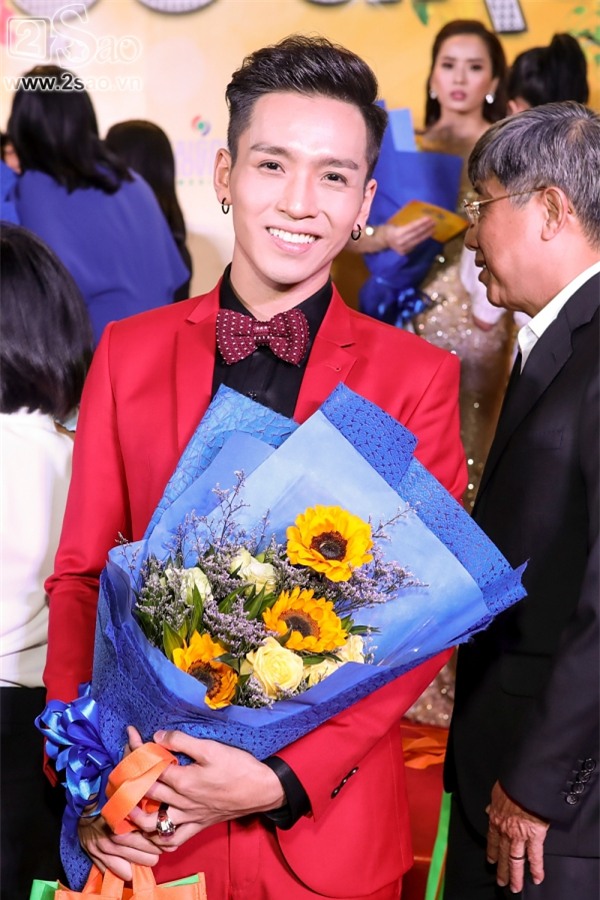 Hoài Linh mặc áo thun mang dép lê lạc lõng giữa sự kiện-5