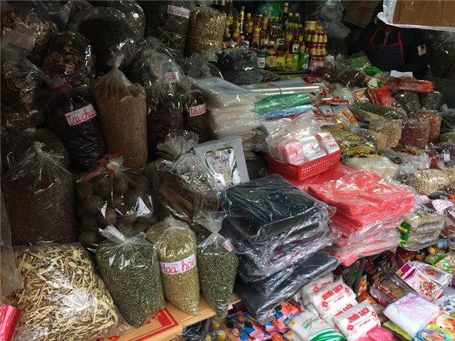 Người dân sắm Tết sớm vì 3-4 ngày nữa giá cả tăng cao