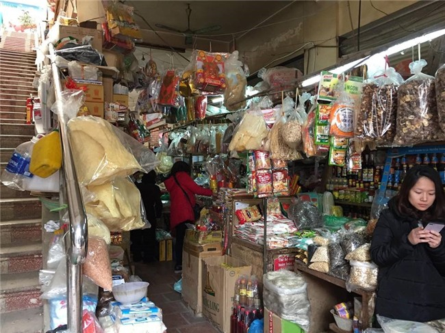 Người dân sắm Tết sớm vì 3-4 ngày nữa giá cả tăng cao