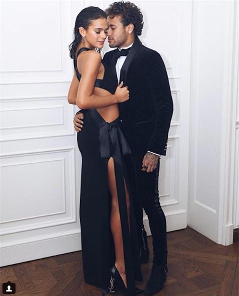 Bức ảnh xuất thần của Neymar trong tiệc sinh nhật được ví như đại tiệc Hoàng gia - Ảnh 4.