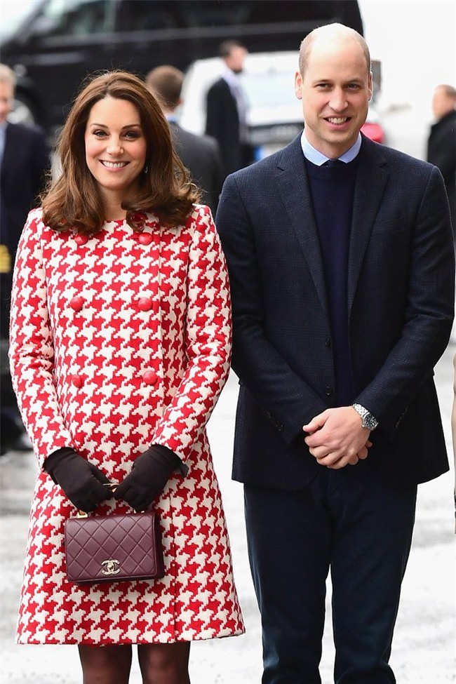 Công nương Kate Middleton không bao giờ cởi áo khoác tại nơi công cộng và lý do bất ngờ đằng sau quy tắc này - Ảnh 1.