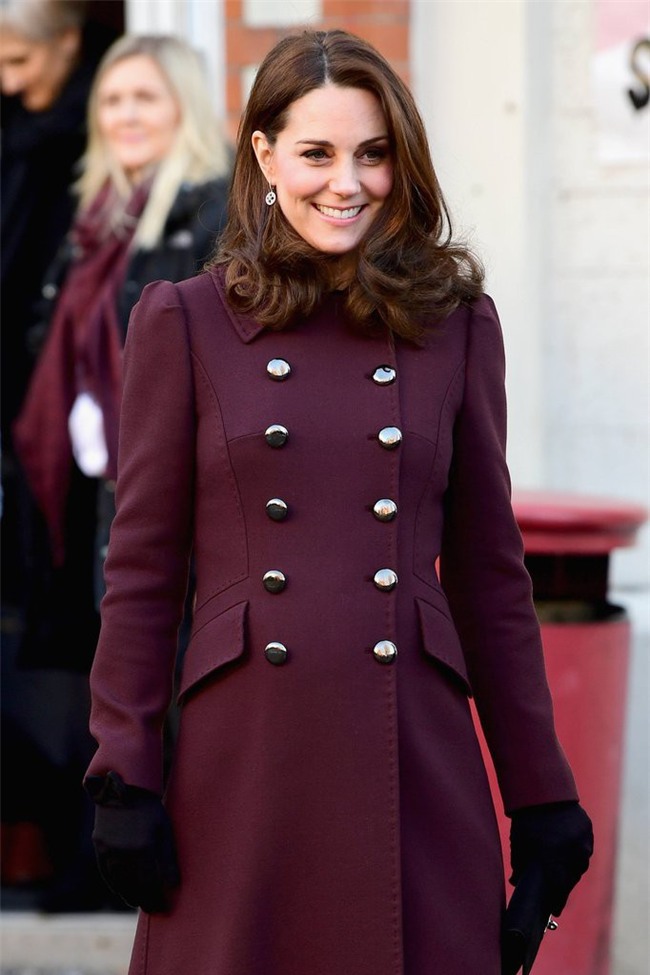 Công nương Kate Middleton không bao giờ cởi áo khoác tại nơi công cộng và lý do bất ngờ đằng sau quy tắc này - Ảnh 2.