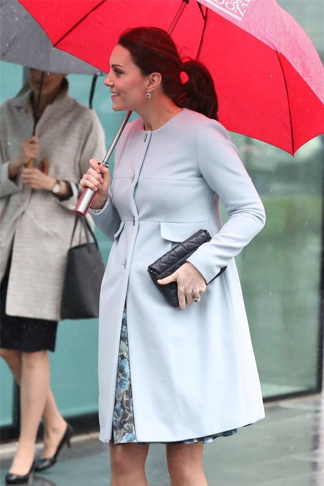 Công nương Kate Middleton không bao giờ cởi áo khoác tại nơi công cộng và lý do bất ngờ đằng sau quy tắc này - Ảnh 4.