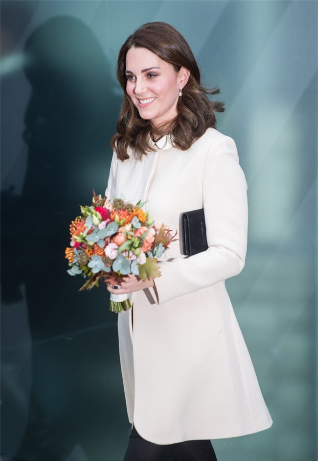Công nương Kate Middleton không bao giờ cởi áo khoác tại nơi công cộng và lý do bất ngờ đằng sau quy tắc này - Ảnh 5.