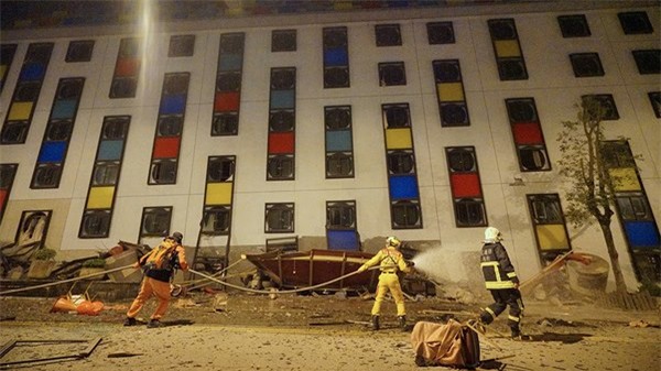 dong dat dai loan keo sap 5 toa nha, khach san nghieng nga hinh anh 1