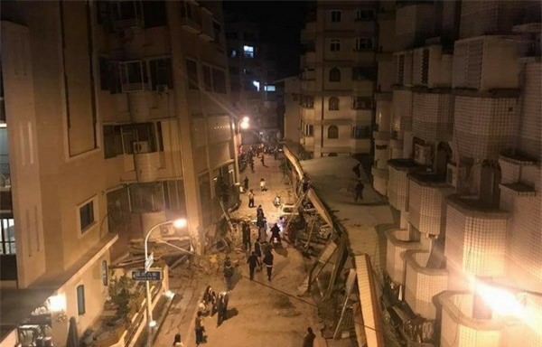 dong dat dai loan keo sap 5 toa nha, khach san nghieng nga hinh anh 2