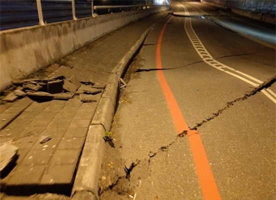 dong dat dai loan keo sap 5 toa nha, khach san nghieng nga hinh anh 4