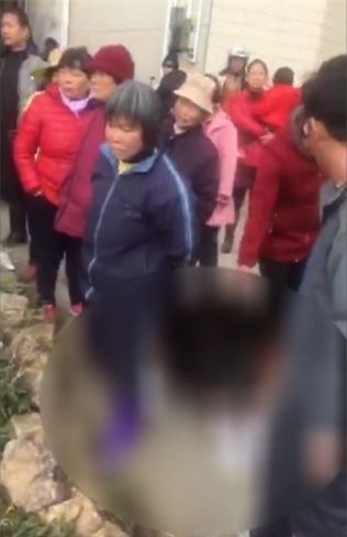 Yêu râu xanh tóc bạc đè cô gái trẻ ra sàm sỡ giữa phố nhưng không ai can ngăn gây phẫn nộ - Ảnh 3.