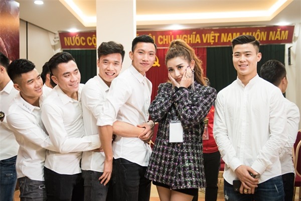 HÌNH ẢNH CUTE NHẤT FACEBOOK HÔM NAY: U23 ôm nhau ngó lơ Huyền My, chỉ duy nhất Bùi Tiến Dũng biểu hiện lạ!-2