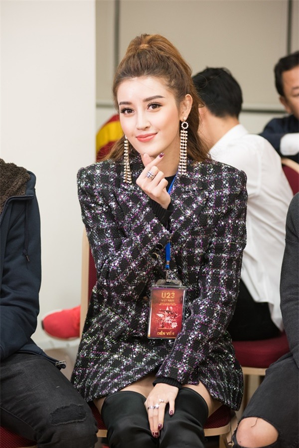 HÌNH ẢNH CUTE NHẤT FACEBOOK HÔM NAY: U23 ôm nhau ngó lơ Huyền My, chỉ duy nhất Bùi Tiến Dũng biểu hiện lạ!-3