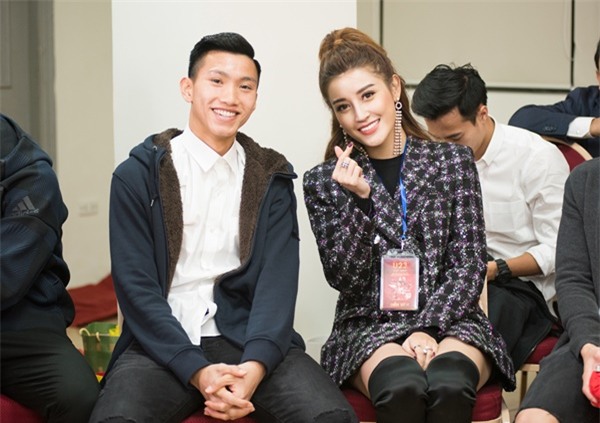 HÌNH ẢNH CUTE NHẤT FACEBOOK HÔM NAY: U23 ôm nhau ngó lơ Huyền My, chỉ duy nhất Bùi Tiến Dũng biểu hiện lạ!-4