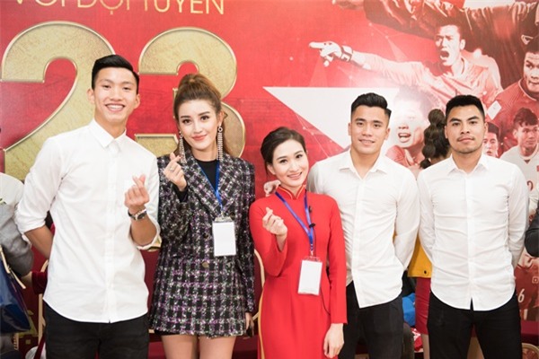 HÌNH ẢNH CUTE NHẤT FACEBOOK HÔM NAY: U23 ôm nhau ngó lơ Huyền My, chỉ duy nhất Bùi Tiến Dũng biểu hiện lạ!-7