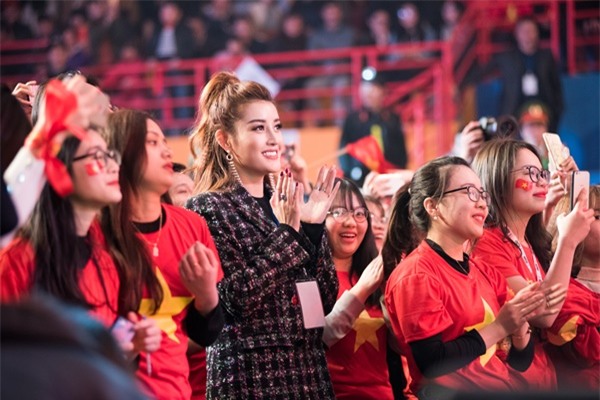 HÌNH ẢNH CUTE NHẤT FACEBOOK HÔM NAY: U23 ôm nhau ngó lơ Huyền My, chỉ duy nhất Bùi Tiến Dũng biểu hiện lạ!-9