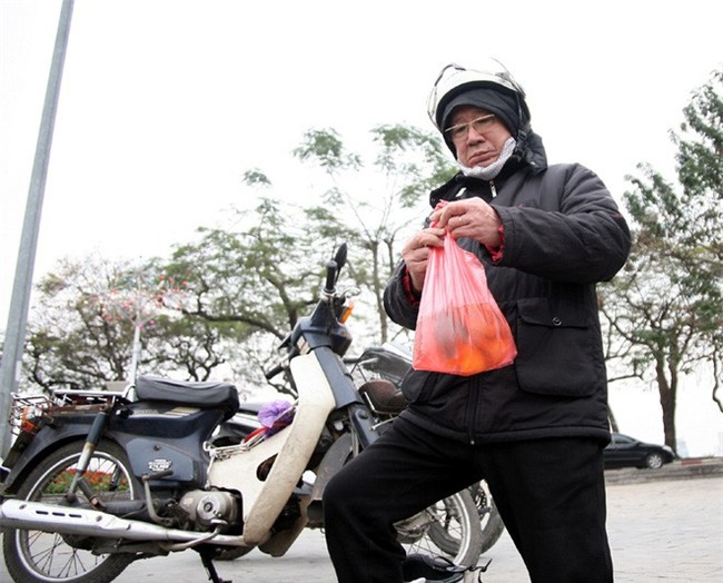 Hà Nội: Sợ đông đúc nhiều gia đình tiễn Táo Quân về trời sớm - Ảnh 3.