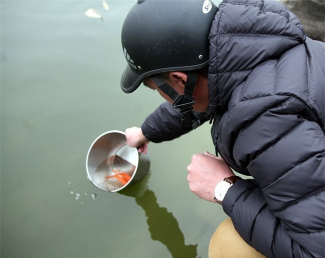 Hà Nội: Sợ đông đúc nhiều gia đình tiễn Táo Quân về trời sớm - Ảnh 7.