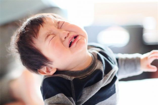 Để con không mè nheo, lề mề lúc ngủ dậy, bố mẹ tuyệt đối không nên làm những điều này trước khi con đi ngủ - Ảnh 1.