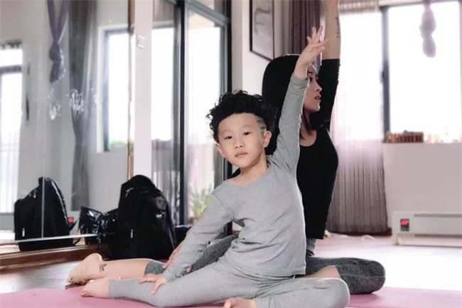 Ông thầy Yoga nhí, mới 7 tuổi đã nhận được thu nhập khủng đến hàng trăm triệu đồng - Ảnh 2.