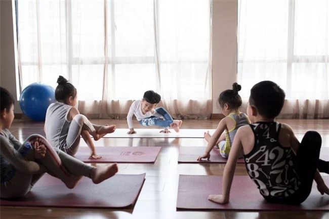 Ông thầy Yoga nhí, mới 7 tuổi đã nhận được thu nhập khủng đến hàng trăm triệu đồng - Ảnh 5.