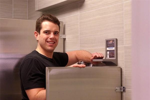 Chàng sinh viên kiếm được 2 triệu USD mỗi năm nhờ phát minh ra 1 chiếc kệ - Ảnh 1.