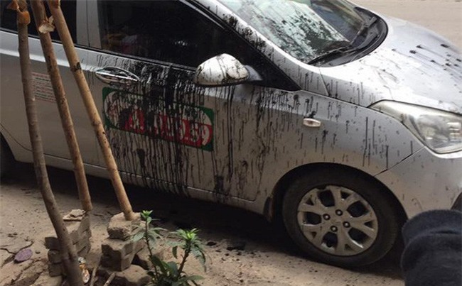 Taxi đậu trước cửa hàng sửa chữa xe máy bị hắt dầu luyn khắp thân xe - Ảnh 1.