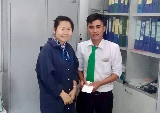 Bỏ quên thùng đồ chứa 1,2 tỉ đồng trên taxi, nữ giám đốc nhận lại điều bất ngờ từ tài xế - Ảnh 1.