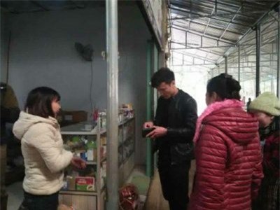 Hé lộ ảnh thủ môn Bùi Tiến Dũng đi chợ mua đồ về gói bánh chưng cùng mẹ-3