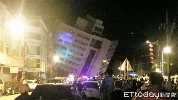 Thấy sàn nhà rung chuyển, chồng vội vàng xả thân che chắn cho vợ con trong trận động đất ở Đài Loan - Ảnh 1.