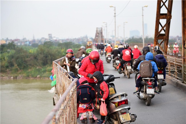 Tết ông Táo: Rét cắt da, em bé theo cha đi thả cá chép sáng sớm