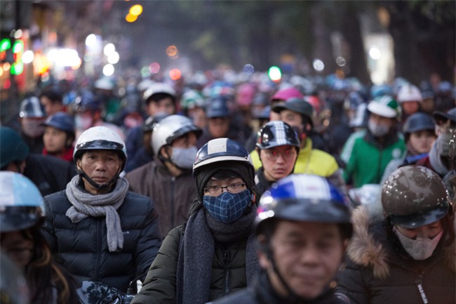 Gần Tết, xe nhích từng cm trên phố ở Hà Nội