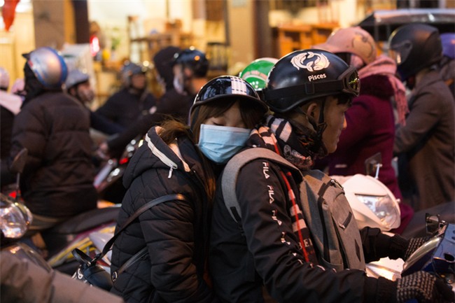 Gần Tết, xe nhích từng cm trên phố ở Hà Nội