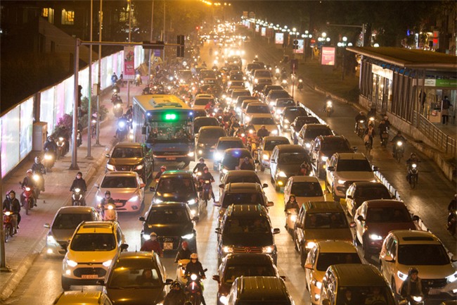 Gần Tết, xe nhích từng cm trên phố ở Hà Nội