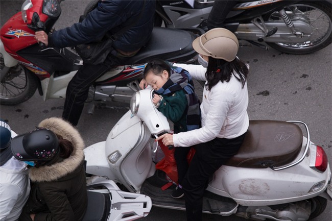 Gần Tết, xe nhích từng cm trên phố ở Hà Nội