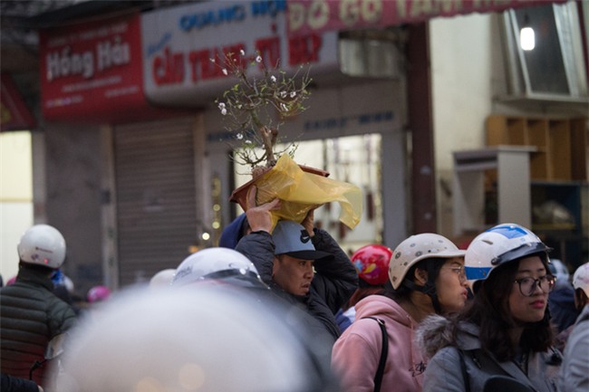 Gần Tết, xe nhích từng cm trên phố ở Hà Nội