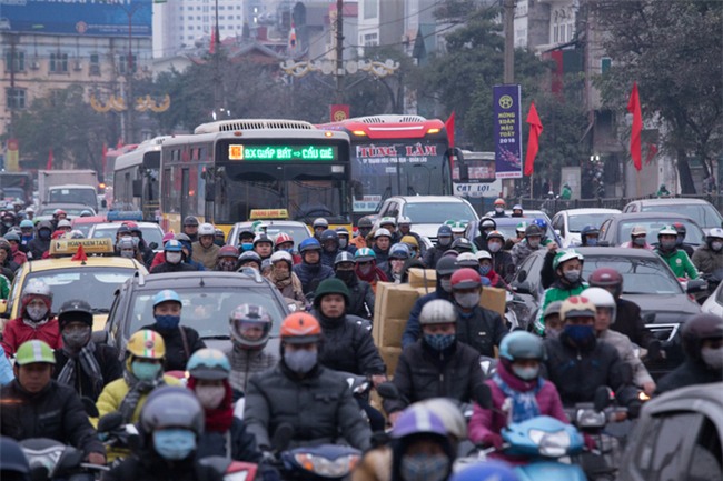 Gần Tết, xe nhích từng cm trên phố ở Hà Nội