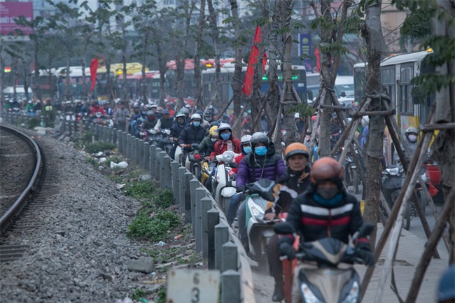 Gần Tết, xe nhích từng cm trên phố ở Hà Nội