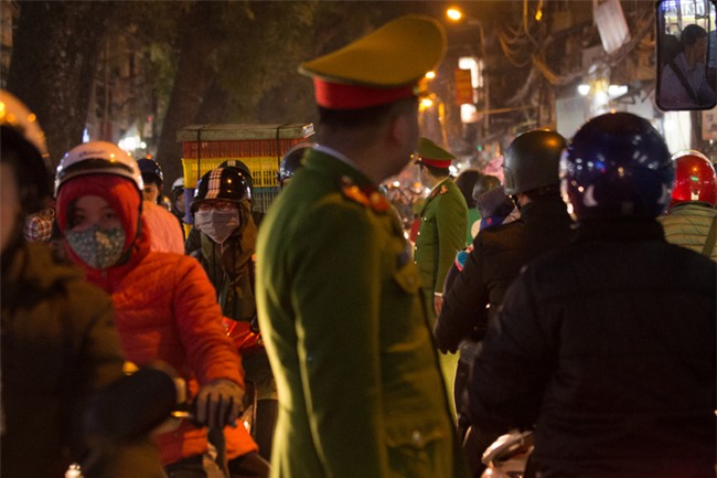 Gần Tết, xe nhích từng cm trên phố ở Hà Nội