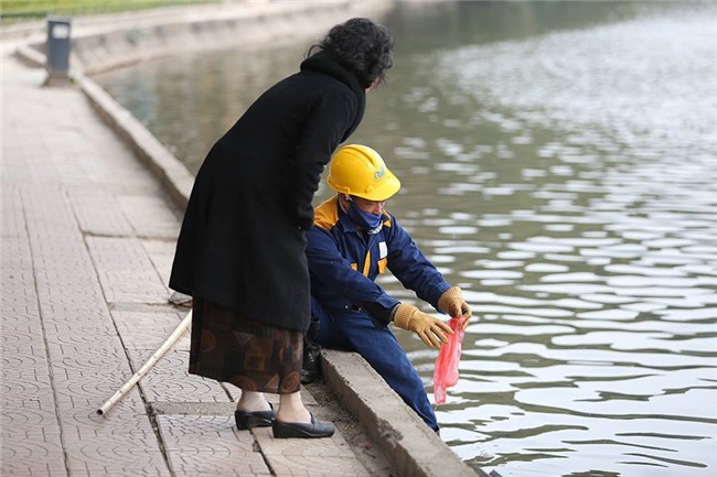 Tết ông Táo: Rét cắt da, em bé theo cha đi thả cá chép sáng sớm